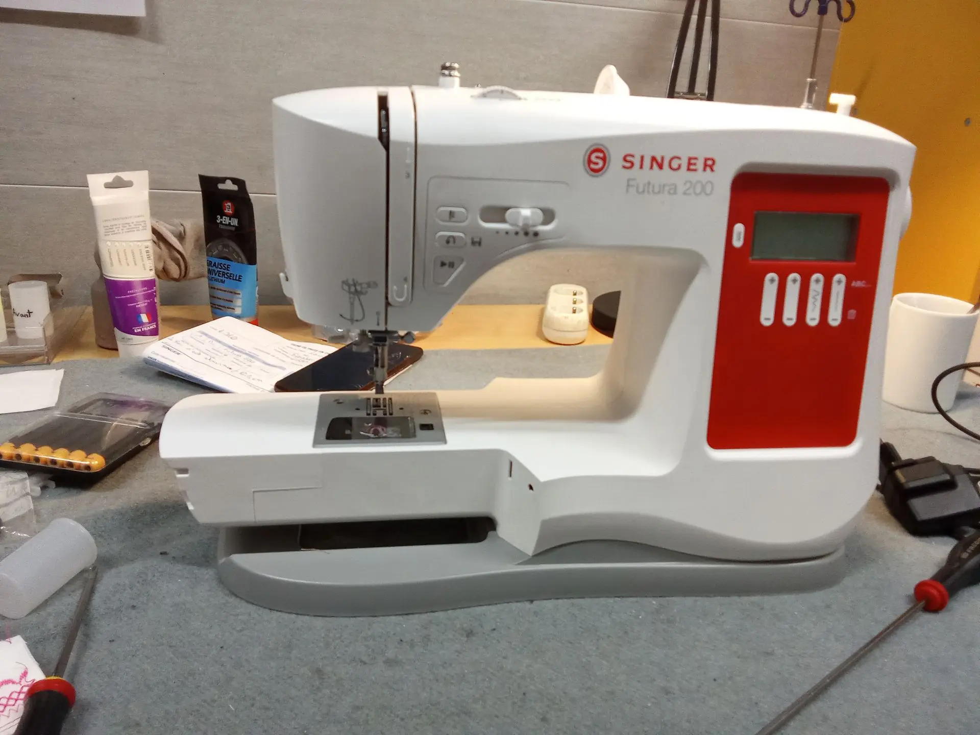 Machine électronique Machine à coudre Singer Futura 200
